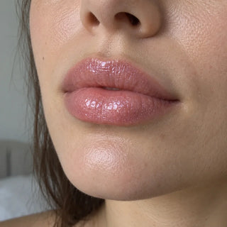 Revolution Glass Kiss Lip Oil - Enchanted Purple Shimmer - Lip Oil